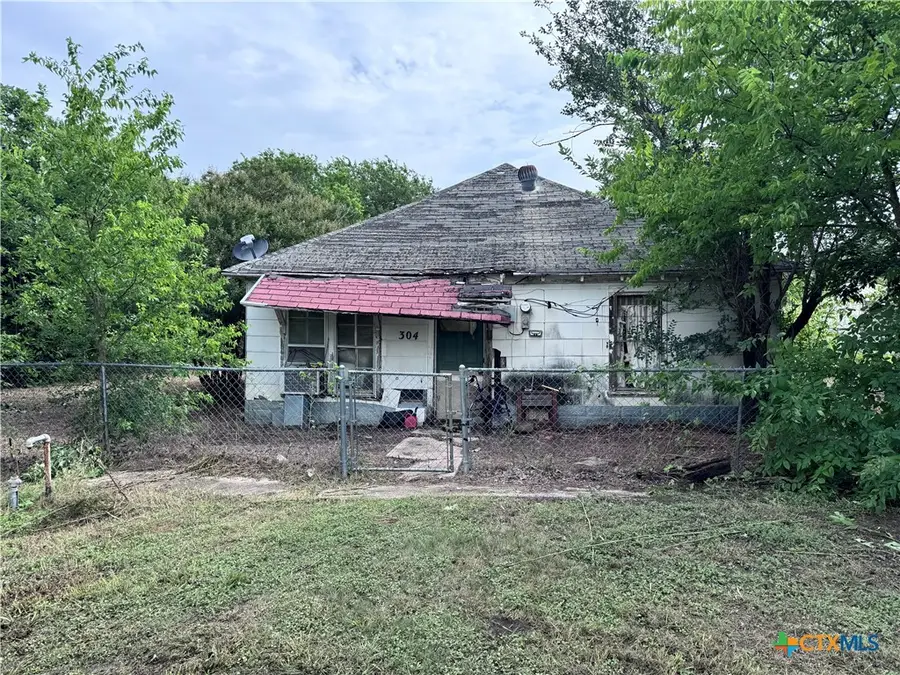 304 E Prairie Avenue, Rogers, TX 76569 - #2