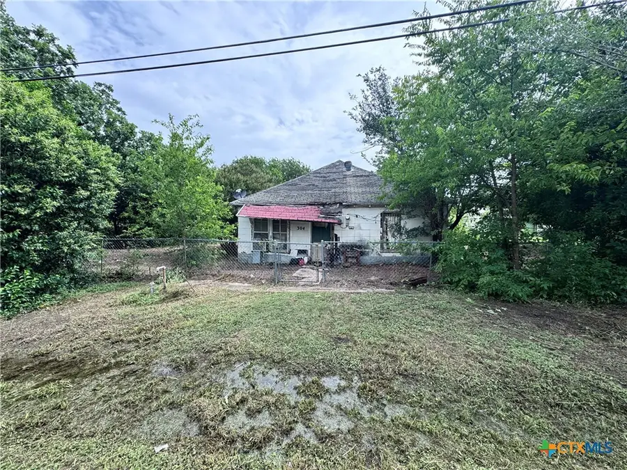 304 E Prairie Avenue, Rogers, TX 76569 - #3
