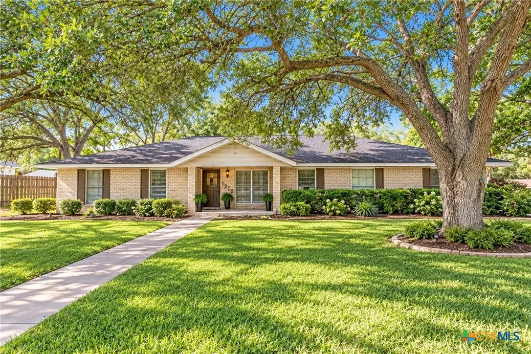 1210 E Gonzales Street, Yoakum, TX 77995 - #1
