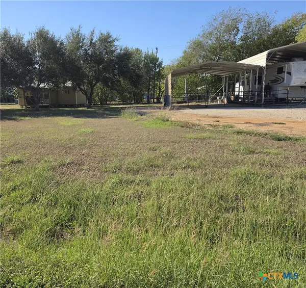 405-411 W St Louis Avenue, Seadrift, TX 77983
