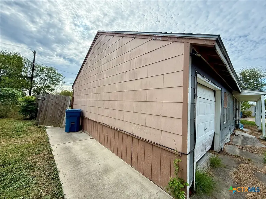 118 Massanet Street, Port Lavaca, TX 77979 - #3