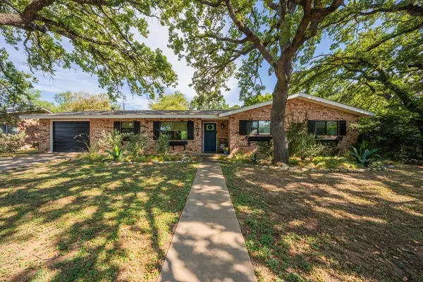 204 Forest Trail Dr, Fredericksburg, TX 78624