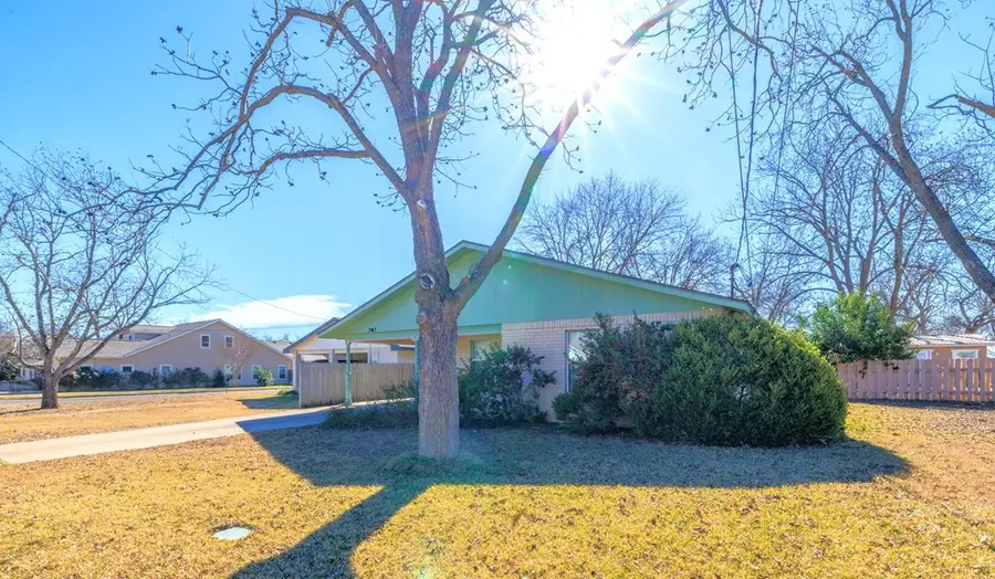 707 Bell St, Fredericksburg, TX 78624 - Image #2