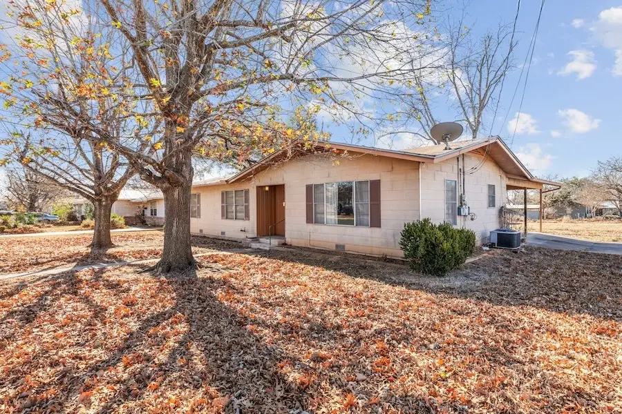 113 W Nimitz St, Fredericksburg, TX 78624 - Image #2