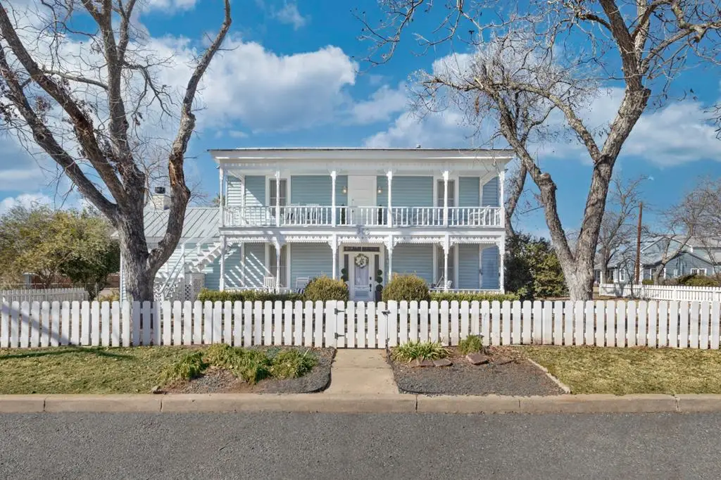 908 N Crockett St, Fredericksburg, TX 78624 - Image #1