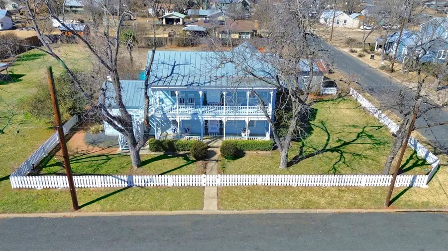 908 N Crockett St, Fredericksburg, TX 78624 - Image #2