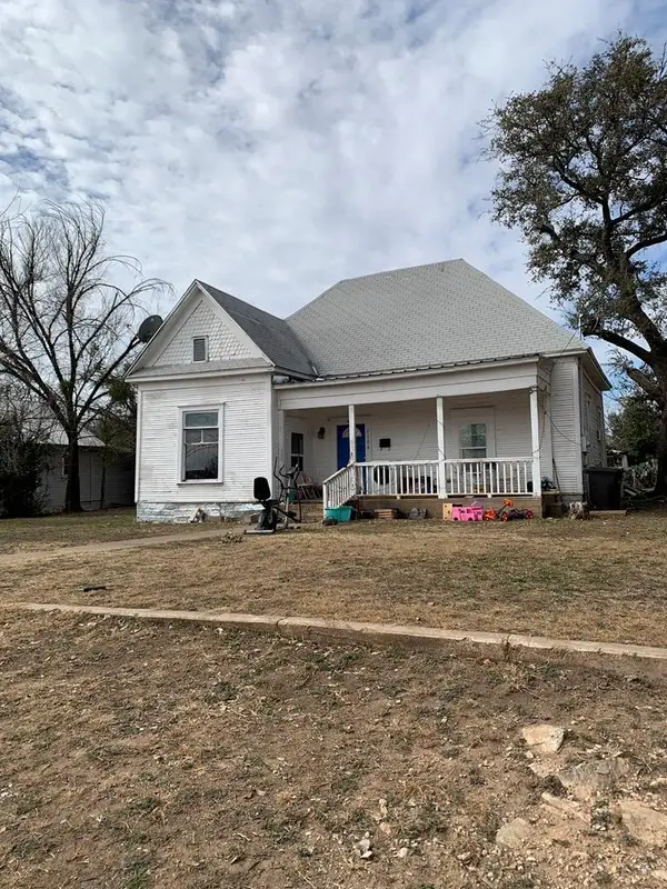 1104 S Pecan St, Brady, TX 76825