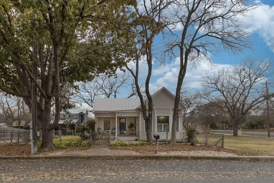 319 W Creek St, Fredericksburg, TX 78624 - #2