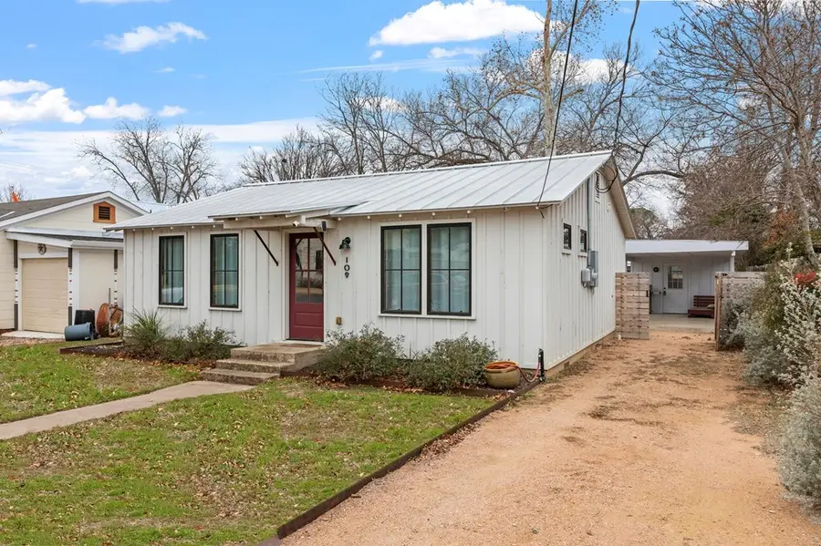109 E Centre St, Fredericksburg, TX 78624 - #3