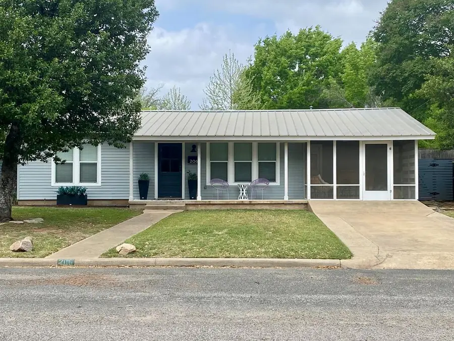 207 N Acorn St, Fredericksburg, TX 78624 - #3