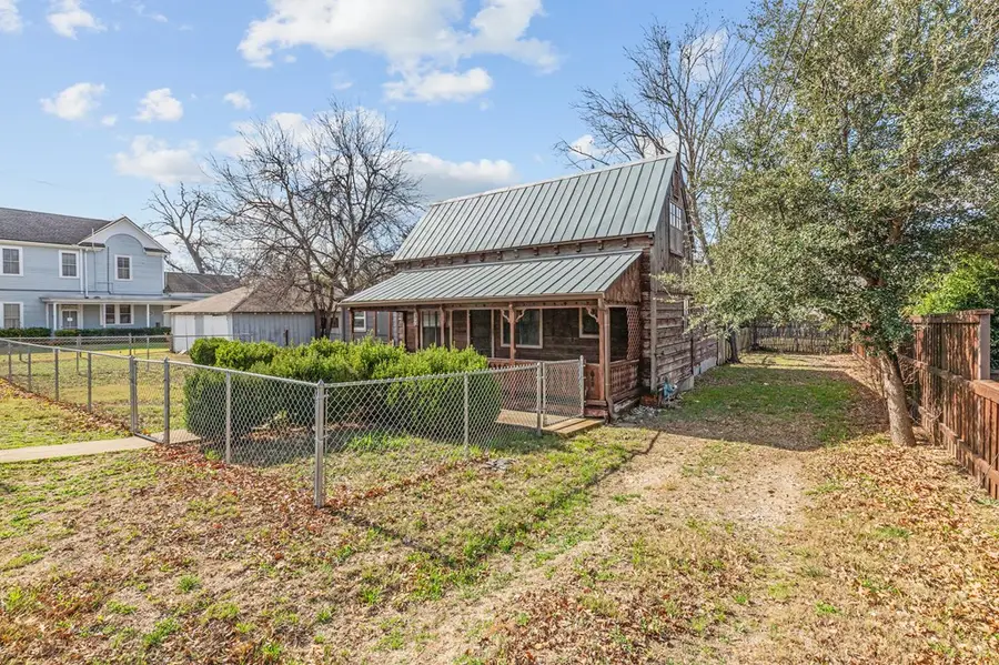 209 W Travis St, Fredericksburg, TX 78624 - #2