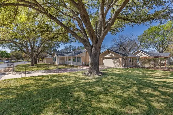 211 W Driftwood Dr, Fredericksburg, TX 78624