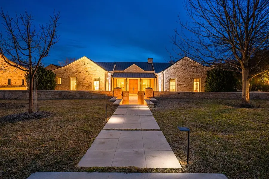 705 W Creek St, Fredericksburg, TX 78624 - #3