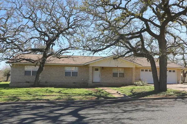 211 Forest Trail Dr, Fredericksburg, TX 78624