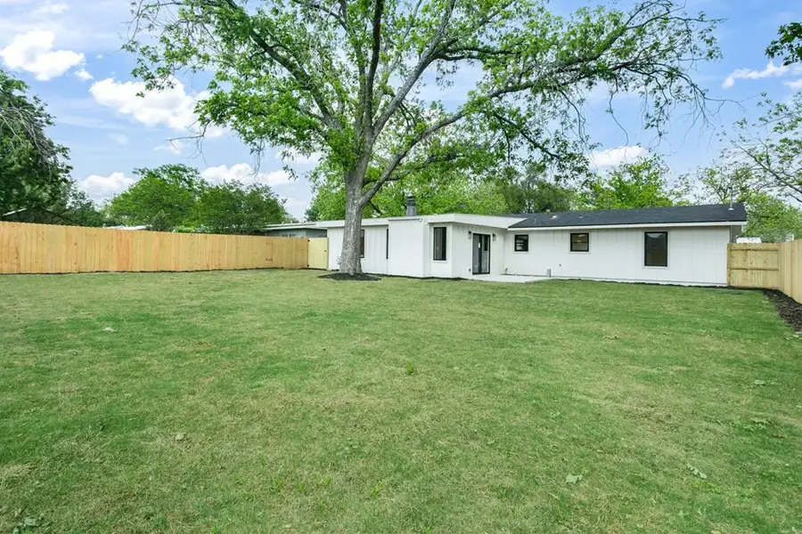 806 N Edison St, Fredericksburg, TX 78624 - #2