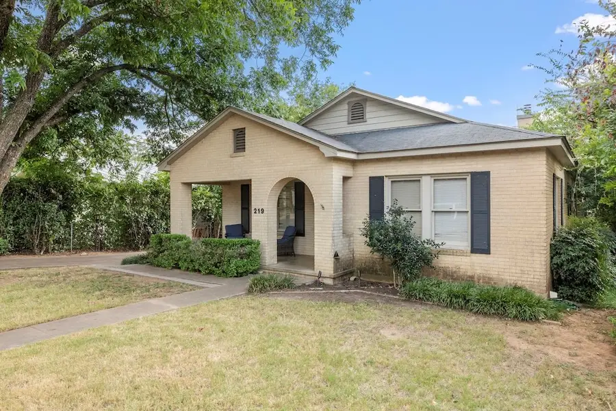 219 W Creek St, Fredericksburg, TX 78624 - #3
