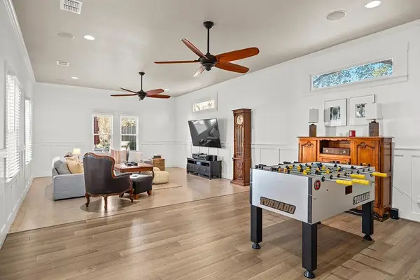 206 W Burbank St, Fredericksburg, TX 78624