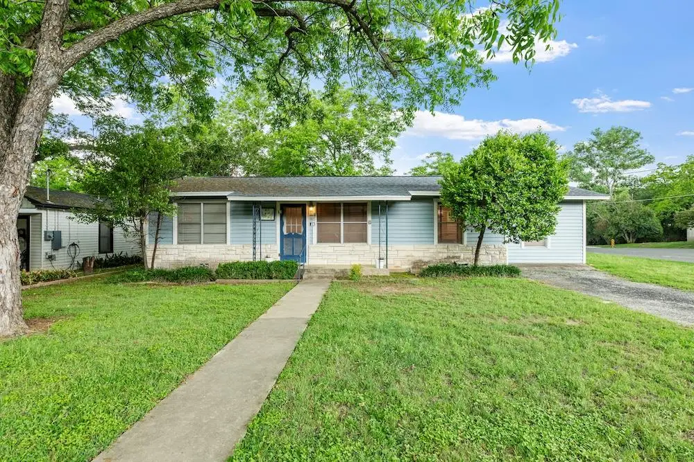 413 W Travis St, Fredericksburg, TX 78624 - #1