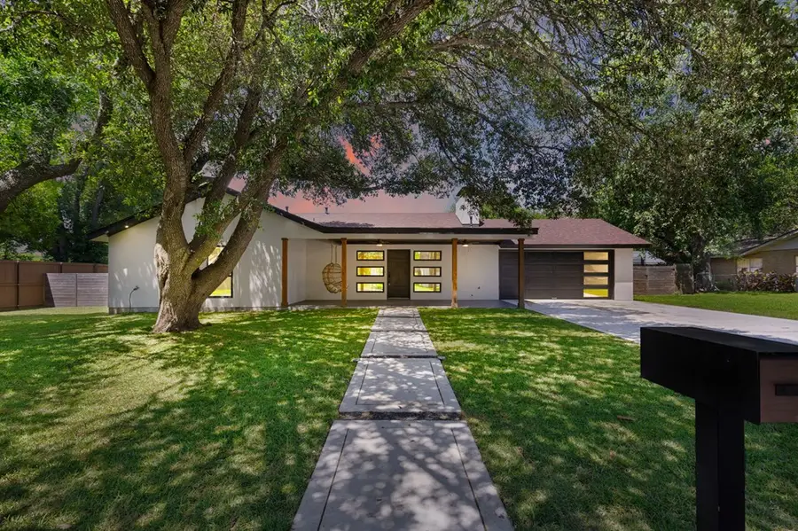 203 Frederick Rd, Fredericksburg, TX 78624 - #2