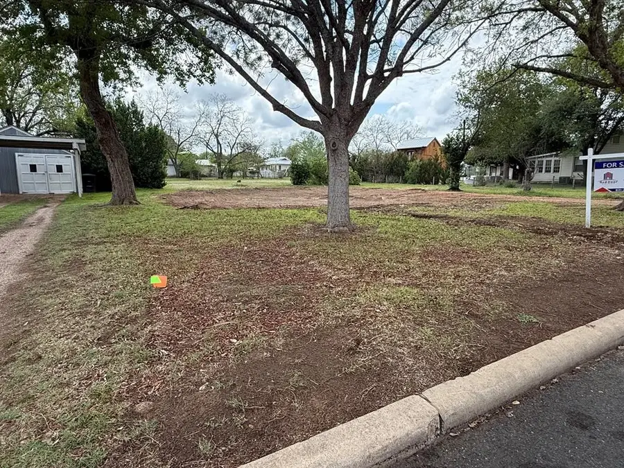 211 W Centre St, Fredericksburg, TX 78624 - #2