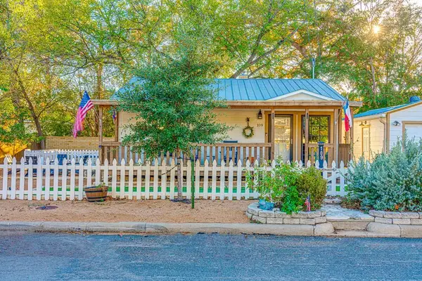 109 E College St, Fredericksburg, TX 78624