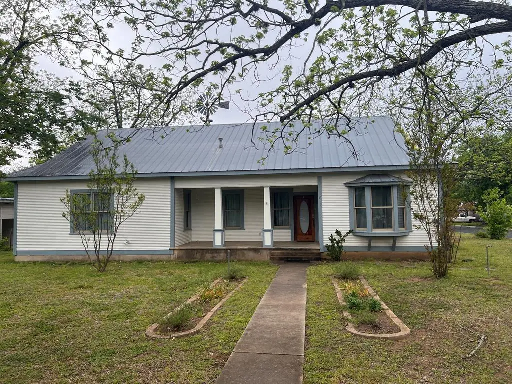211 W Hackberry St, Fredericksburg, TX 78624 - #1