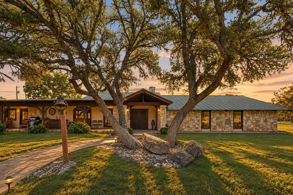 722 W Lacey Oak Pkwy, Kerrville, TX 78028 - #1