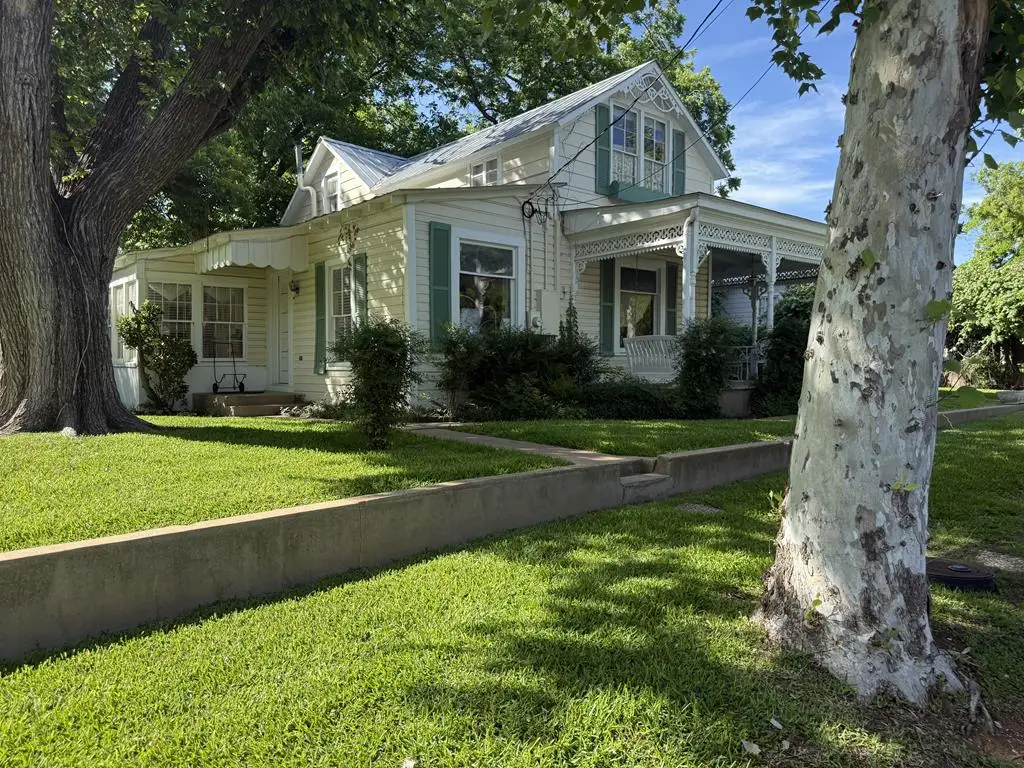 208 S Crockett St, Fredericksburg, TX 78624 - #1