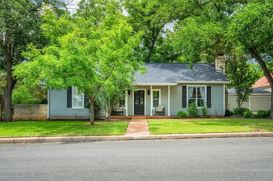 709 W Travis St, Fredericksburg, TX 78624 - #2