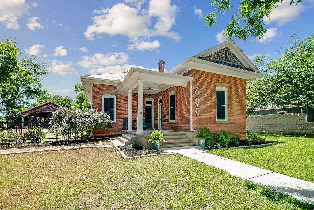 609 W Austin St, Fredericksburg, TX 78624 - #1