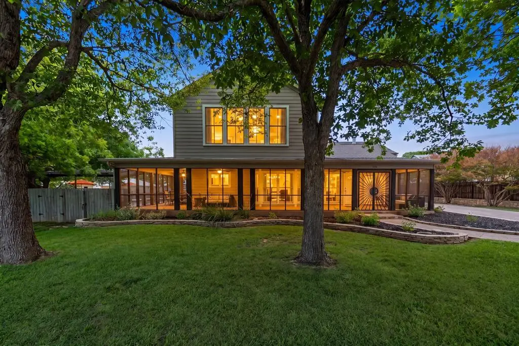 306 S Acorn St, Fredericksburg, TX 78624 - #1