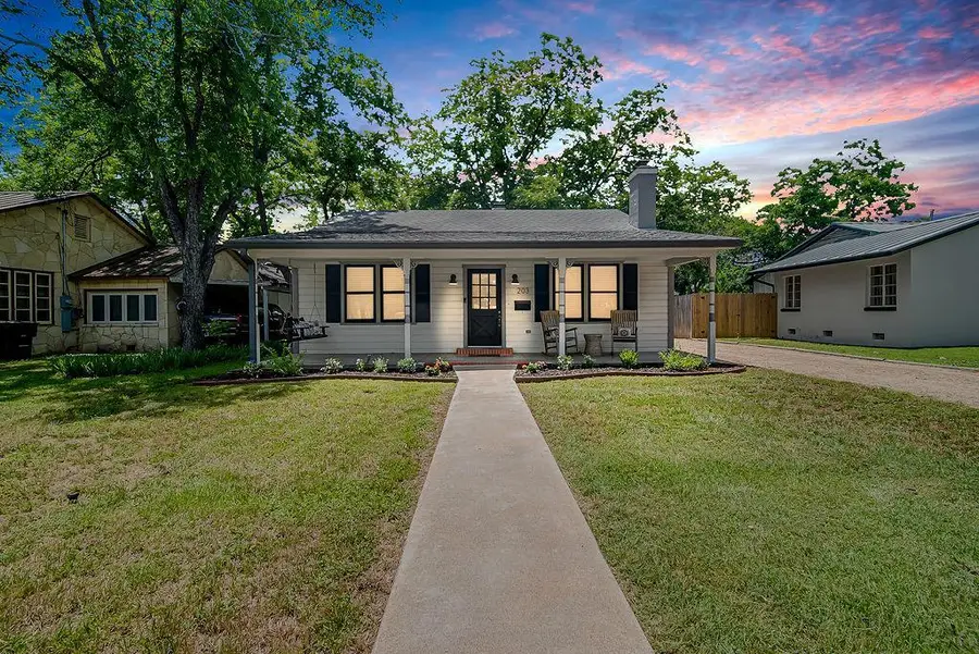203 W Travis St, Fredericksburg, TX 78624 - #2