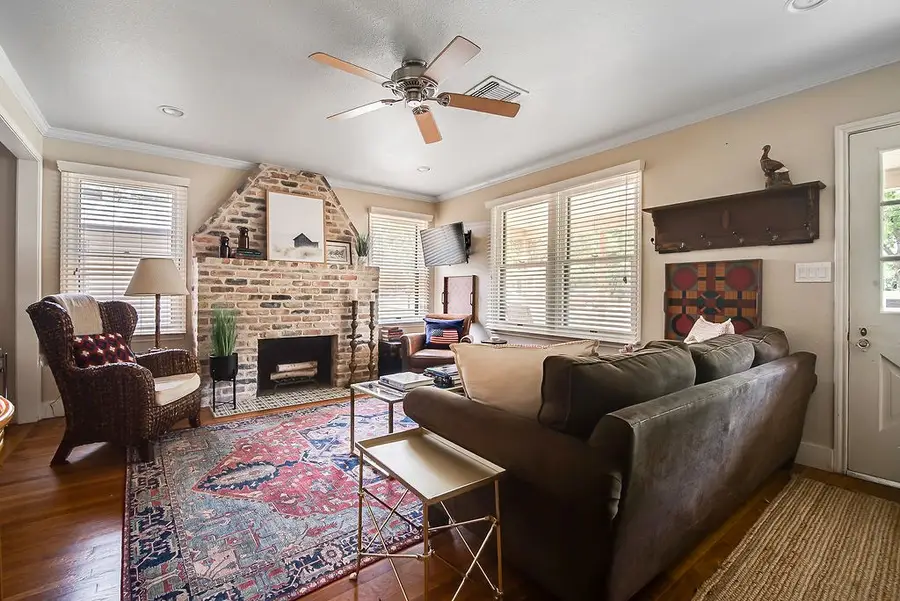 203 W Travis St, Fredericksburg, TX 78624 - #3