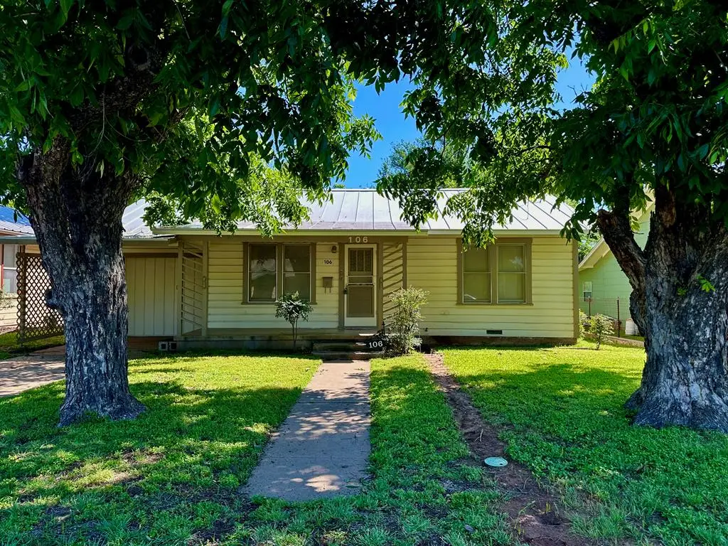 106 W Burbank St, Fredericksburg, TX 78624 - #1