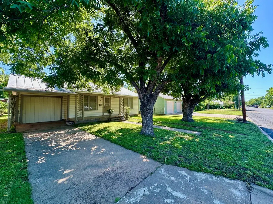 106 W Burbank St, Fredericksburg, TX 78624 - #2