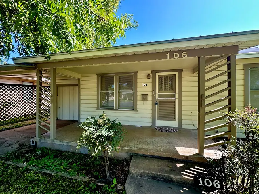 106 W Burbank St, Fredericksburg, TX 78624 - #3