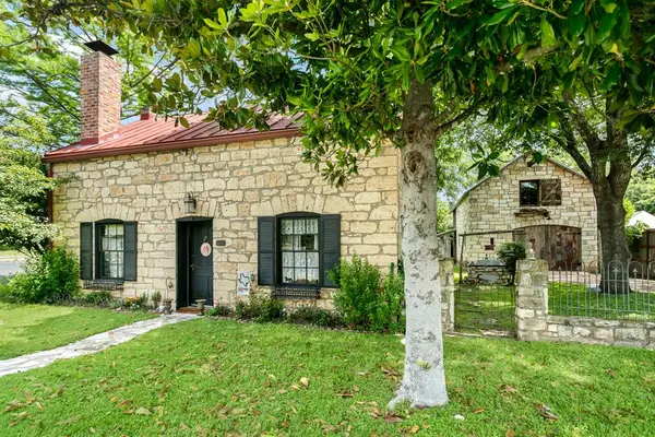 516 W San Antonio St, Fredericksburg, TX 78624