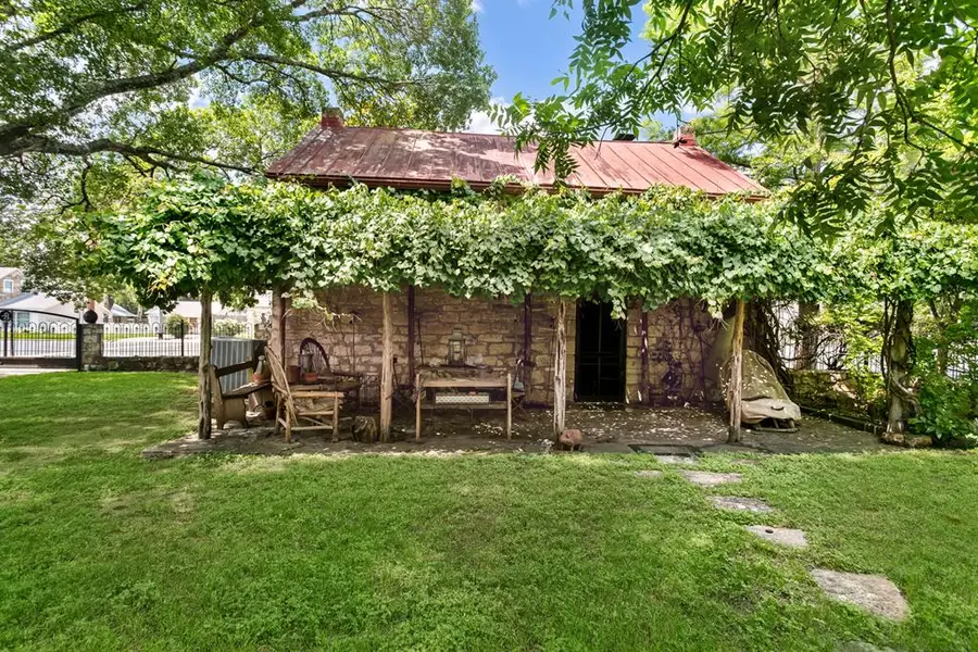 516 W San Antonio St, Fredericksburg, TX 78624 - #2