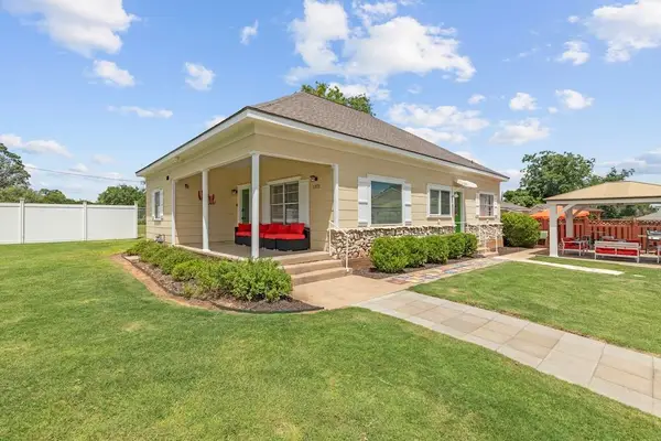 1203 N Milam St, Fredericksburg, TX 78624