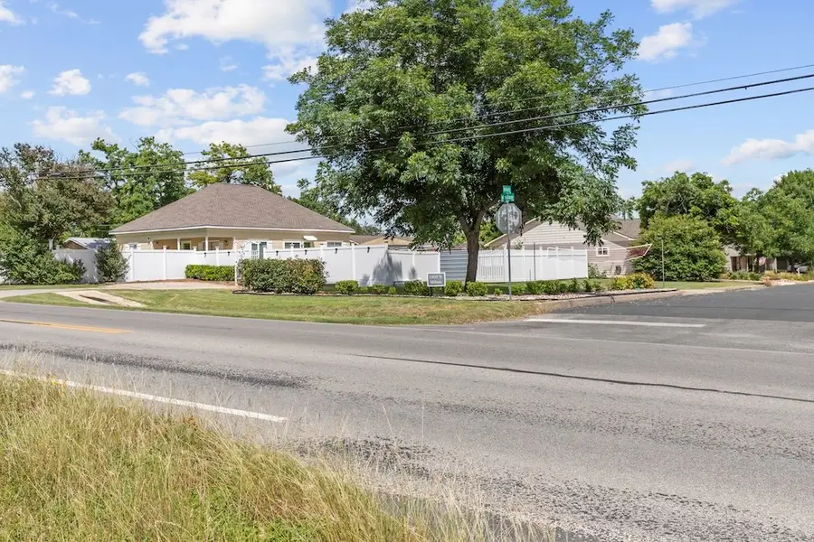 1203 N Milam St, Fredericksburg, TX 78624 - #2