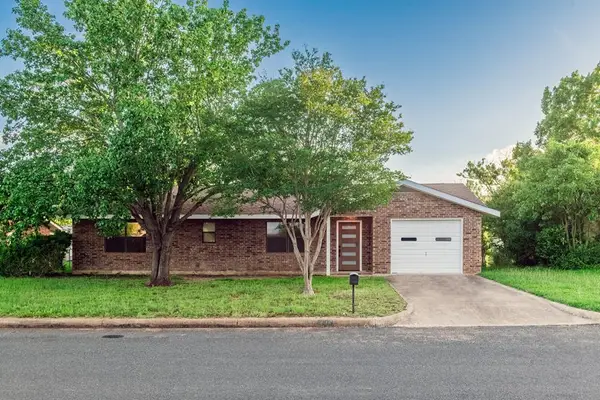 203 Broadmoor St, Fredericksburg, TX 78624