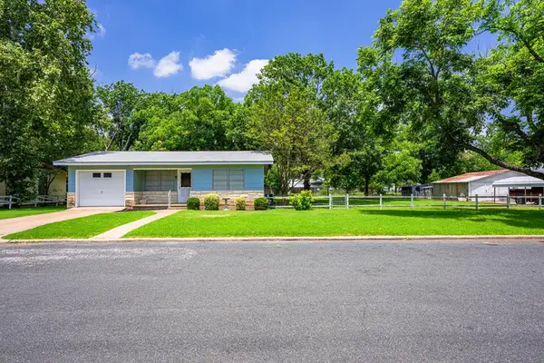 512 W Peach St, Fredericksburg, TX 78624