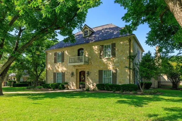 707 W Creek St, Fredericksburg, TX 78624