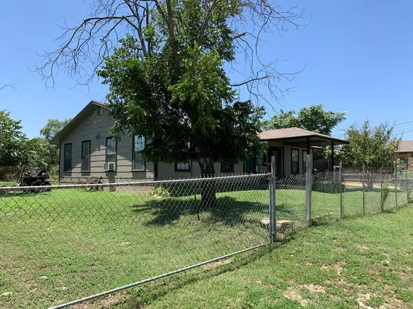 904 Carey Ave, Brady, TX 76825
