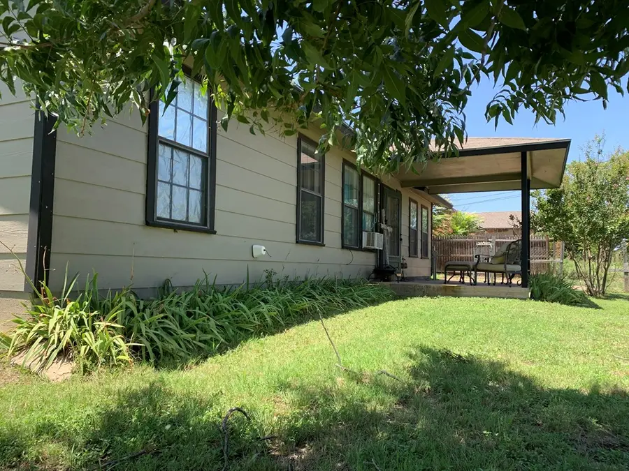 904 Carey Ave, Brady, TX 76825 - #2