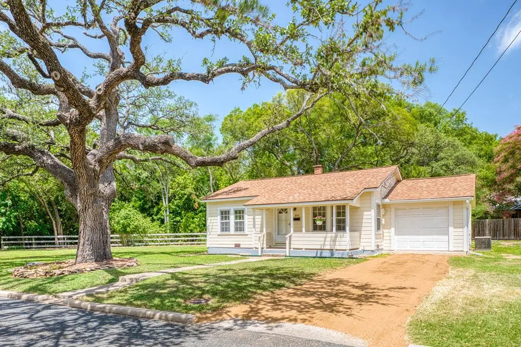 204 N Orange St, Fredericksburg, TX 78624 - #1