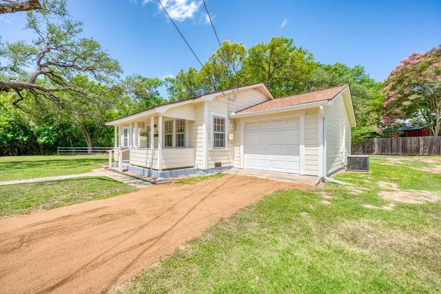 204 N Orange St, Fredericksburg, TX 78624 - #2