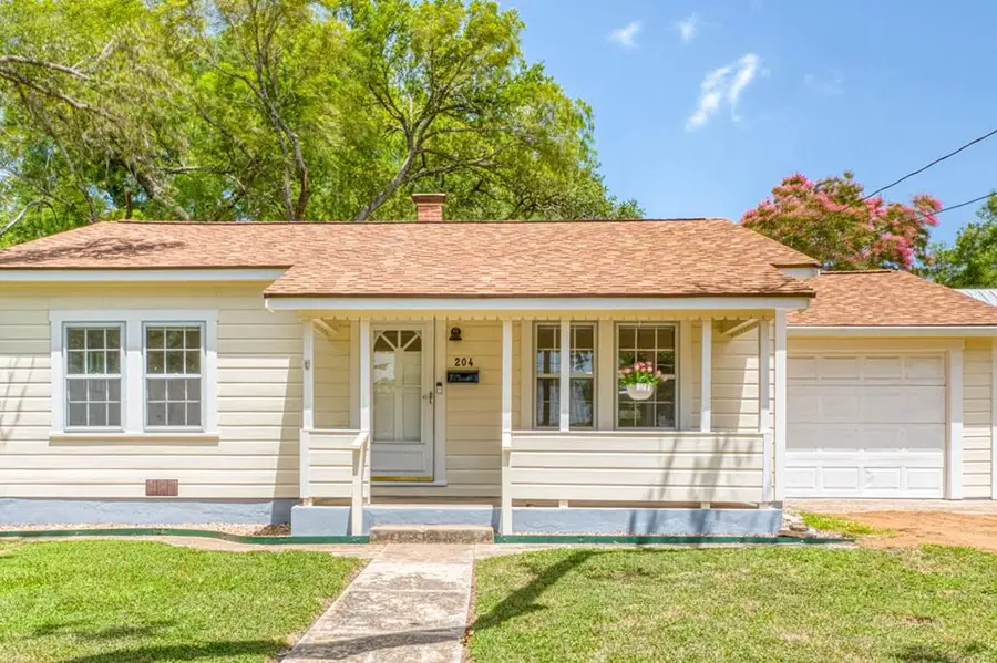 204 N Orange St, Fredericksburg, TX 78624 - #3