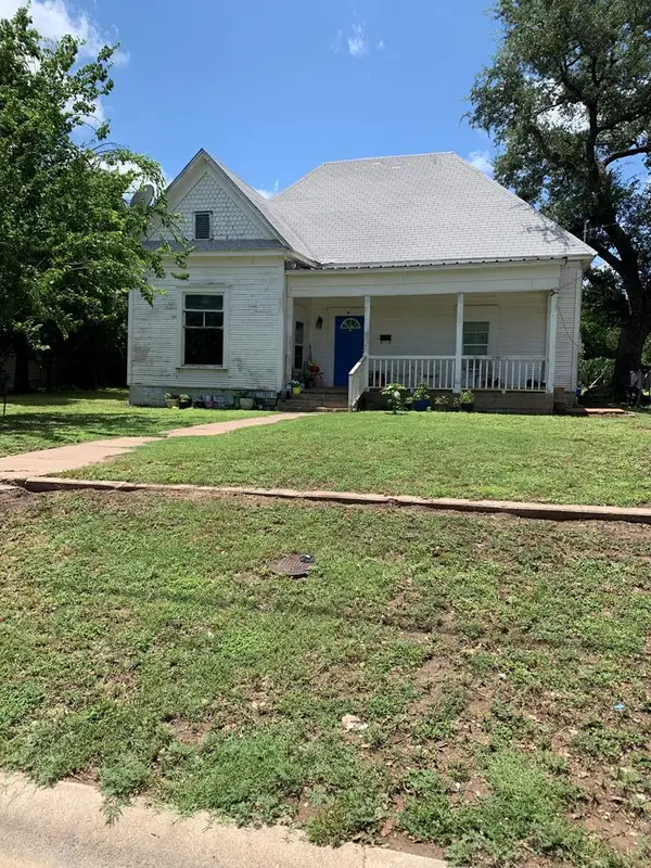 1104 S Pecan St, Brady, TX 76825
