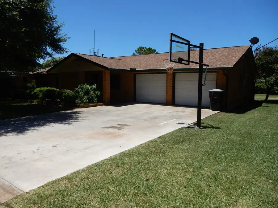 101 E Grothe St, Fredericksburg, TX 78624 - #2